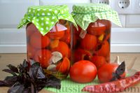 Фото приготовления рецепта: Маринованные помидоры с базиликом и перцем (на зиму) - шаг №17