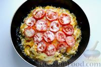 Фото приготовления рецепта: Минтай, запечённый с картошкой, помидорами и сладким перцем - шаг №14