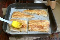 Фото приготовления рецепта: Минтай, запечённый с баклажанами, помидорами и сыром - шаг №3