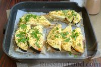 Фото приготовления рецепта: Минтай, запечённый с баклажанами, помидорами и сыром - шаг №7