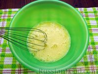 Фото приготовления рецепта: Омлет на майонезе, с плавленым сыром и зеленью - шаг №3