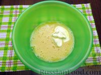 Фото приготовления рецепта: Омлет на майонезе, с плавленым сыром и зеленью - шаг №4