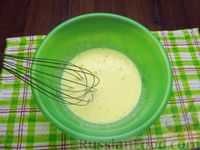 Фото приготовления рецепта: Омлет на майонезе, с плавленым сыром и зеленью - шаг №5