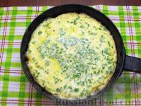 Фото приготовления рецепта: Омлет на майонезе, с плавленым сыром и зеленью - шаг №11