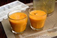 Фото приготовления рецепта: Морковно-банановый смузи с апельсином, куркумой и имбирём - шаг №9