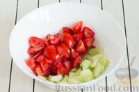 Фото приготовления рецепта: Салат из помидоров и огурцов, с луком, зеленью и ореховой заправкой - шаг №5