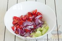 Фото приготовления рецепта: Салат из помидоров и огурцов, с луком, зеленью и ореховой заправкой - шаг №6