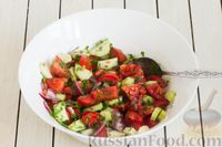 Фото приготовления рецепта: Салат из помидоров и огурцов, с луком, зеленью и ореховой заправкой - шаг №8