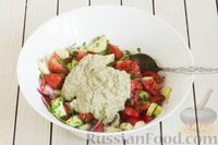 Фото приготовления рецепта: Салат из помидоров и огурцов, с луком, зеленью и ореховой заправкой - шаг №9