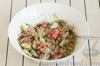 Фото приготовления рецепта: Салат из помидоров и огурцов, с луком, зеленью и ореховой заправкой - шаг №10