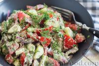 Фото приготовления рецепта: Салат из помидоров и огурцов, с луком, зеленью и ореховой заправкой - шаг №11