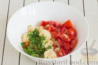 Фото приготовления рецепта: Салат из цветной капусты с болгарским перцем и помидорами - шаг №9
