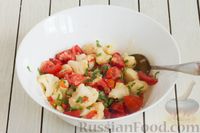 Фото приготовления рецепта: Салат из цветной капусты с болгарским перцем и помидорами - шаг №10