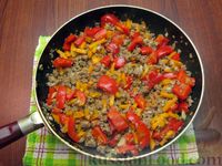 Фото приготовления рецепта: Гречка с мясным фаршем, болгарским перцем и морковью - шаг №12