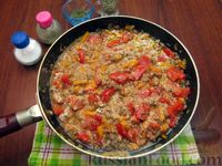 Фото приготовления рецепта: Гречка с мясным фаршем, болгарским перцем и морковью - шаг №15