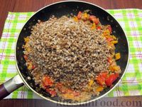 Фото приготовления рецепта: Гречка с мясным фаршем, болгарским перцем и морковью - шаг №17