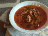 Фото к рецепту: Томатный суп с рыбными консервами, рисом, сельдереем и солёными огурцами
