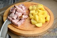 Фото приготовления рецепта: Овощное рагу с баклажанами, кабачками, копчёной грудинкой и маслинами - шаг №2