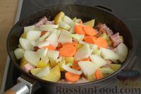 Фото приготовления рецепта: Овощное рагу с баклажанами, кабачками, копчёной грудинкой и маслинами - шаг №5