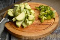 Фото приготовления рецепта: Овощное рагу с баклажанами, кабачками, копчёной грудинкой и маслинами - шаг №7