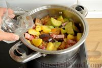 Фото приготовления рецепта: Овощное рагу с баклажанами, кабачками, копчёной грудинкой и маслинами - шаг №10
