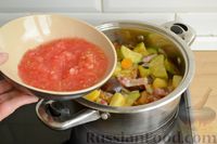 Фото приготовления рецепта: Овощное рагу с баклажанами, кабачками, копчёной грудинкой и маслинами - шаг №12