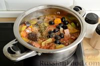 Фото приготовления рецепта: Овощное рагу с баклажанами, кабачками, копчёной грудинкой и маслинами - шаг №13