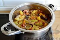 Фото приготовления рецепта: Овощное рагу с баклажанами, кабачками, копчёной грудинкой и маслинами - шаг №14