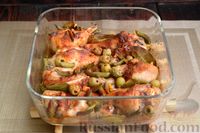 Фото приготовления рецепта: Курица, запечённая с корнишонами, оливками и каперсами - шаг №8