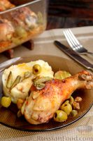 Фото приготовления рецепта: Курица, запечённая с корнишонами, оливками и каперсами - шаг №10