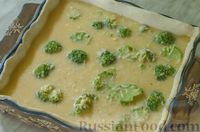 Фото приготовления рецепта: Киш с брокколи в яично-сырной заливке и с запечённым беконом - шаг №9
