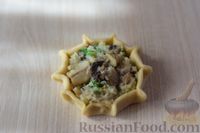 Фото приготовления рецепта: Шанежки из песочного теста с картофелем и грибами - шаг №16