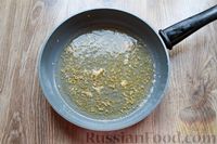 Фото приготовления рецепта: Жареная куриная грудка в лимонном соусе с чесноком и вином - шаг №11