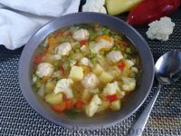 Фото к рецепту: Суп с куриными фрикадельками, цветной капустой и зеленым горошком