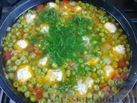 Фото приготовления рецепта: Суп с куриными фрикадельками, цветной капустой и зеленым горошком - шаг №10