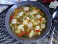 Фото приготовления рецепта: Суп с куриными фрикадельками, цветной капустой и зеленым горошком - шаг №11