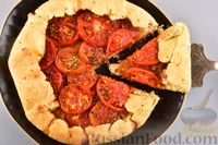 Фото к рецепту: Тарт с творогом, сыром, помидорами и карамелизованным луком