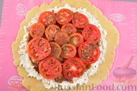 Фото приготовления рецепта: Тарт с творогом, сыром, помидорами и карамелизованным луком - шаг №13
