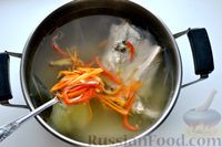 Фото приготовления рецепта: Куриный суп с домашней лапшой и сладким перцем - шаг №12