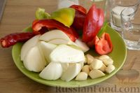 Фото приготовления рецепта: Аджика с помидорами, болгарским перцем и баклажанами (на зиму) - шаг №2