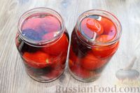 Фото приготовления рецепта: Маринованные помидоры со сливами - шаг №11
