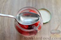 Фото приготовления рецепта: Маринованные помидоры со сливами - шаг №18