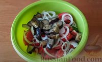 Фото приготовления рецепта: Овощной салат с баклажанами и пикантной заправкой «Шехерезада» - шаг №10