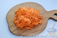 Фото приготовления рецепта: Скумбрия, запечённая с помидорами, морковью и сыром - шаг №3