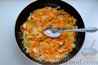 Фото приготовления рецепта: Скумбрия, запечённая с помидорами, морковью и сыром - шаг №5