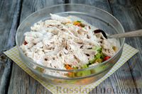 Фото приготовления рецепта: Салат с курицей, овощами и сыром фета - шаг №9