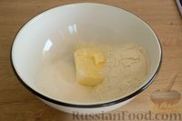 Фото приготовления рецепта: Крамбл-маффины из слоёного теста с грушами и орехами - шаг №7