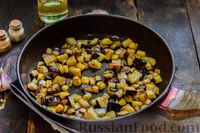 Фото приготовления рецепта: Салат с жареными баклажанами, сладким перцем и маринованными шампиньонами - шаг №4
