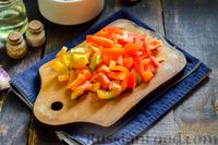 Фото приготовления рецепта: Салат с жареными баклажанами, сладким перцем и маринованными шампиньонами - шаг №5