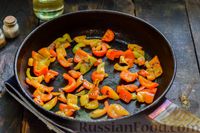 Фото приготовления рецепта: Салат с жареными баклажанами, сладким перцем и маринованными шампиньонами - шаг №6